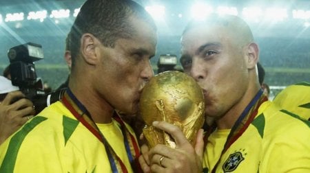 Encontro de craques: Rivaldo e Ronaldo se reúnem 20 anos depois do penta