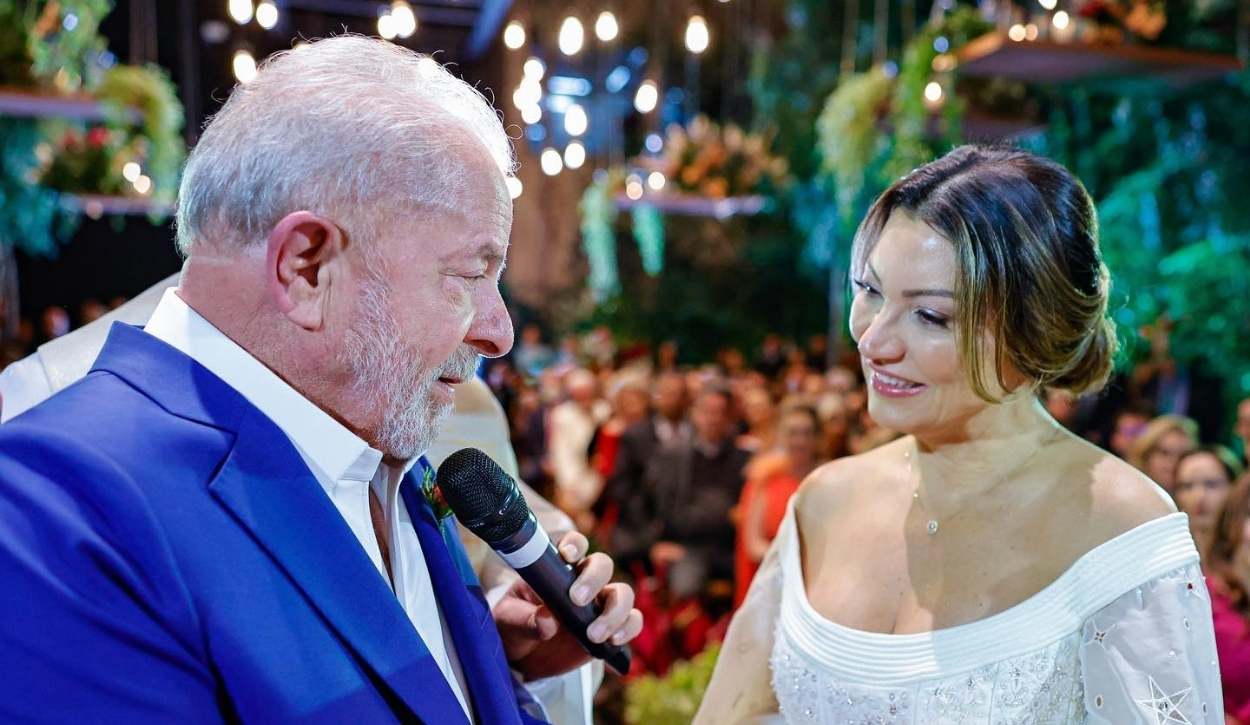 Foto de Lula e Janja se casamdno.
