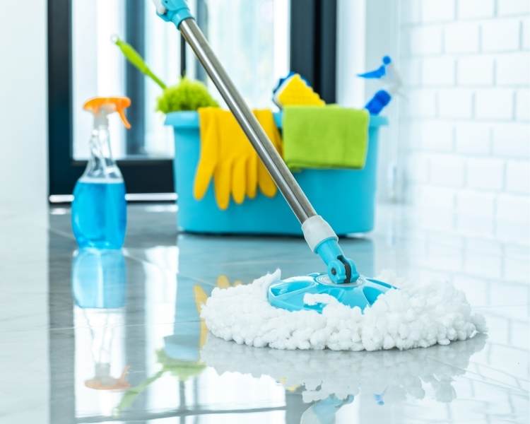 mop limpando chão com produtos de higiene doméstica. Foto de mop limpando chão com receita de vinagre.