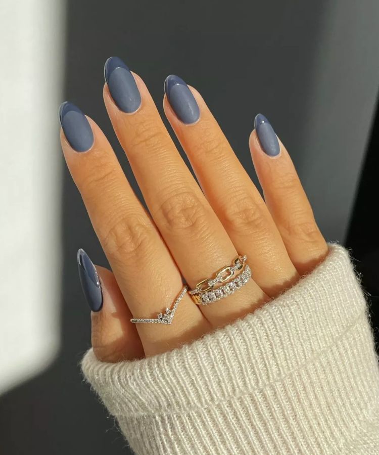 Azul-acinzentado nas unhas