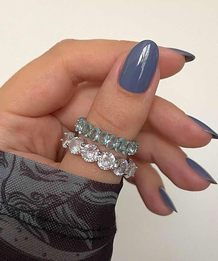 Unhas azul-acinzentadas