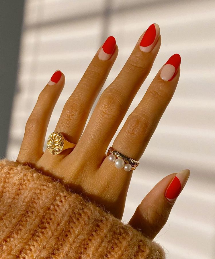 Unhas vermelho-alaranjado
