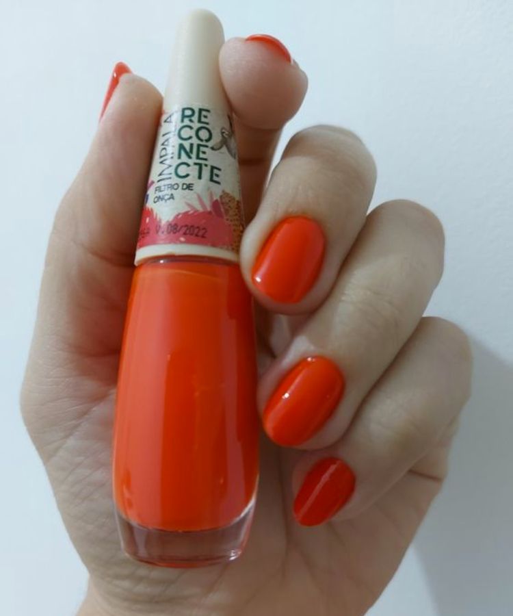 Unhas vermelho-alaranjadas