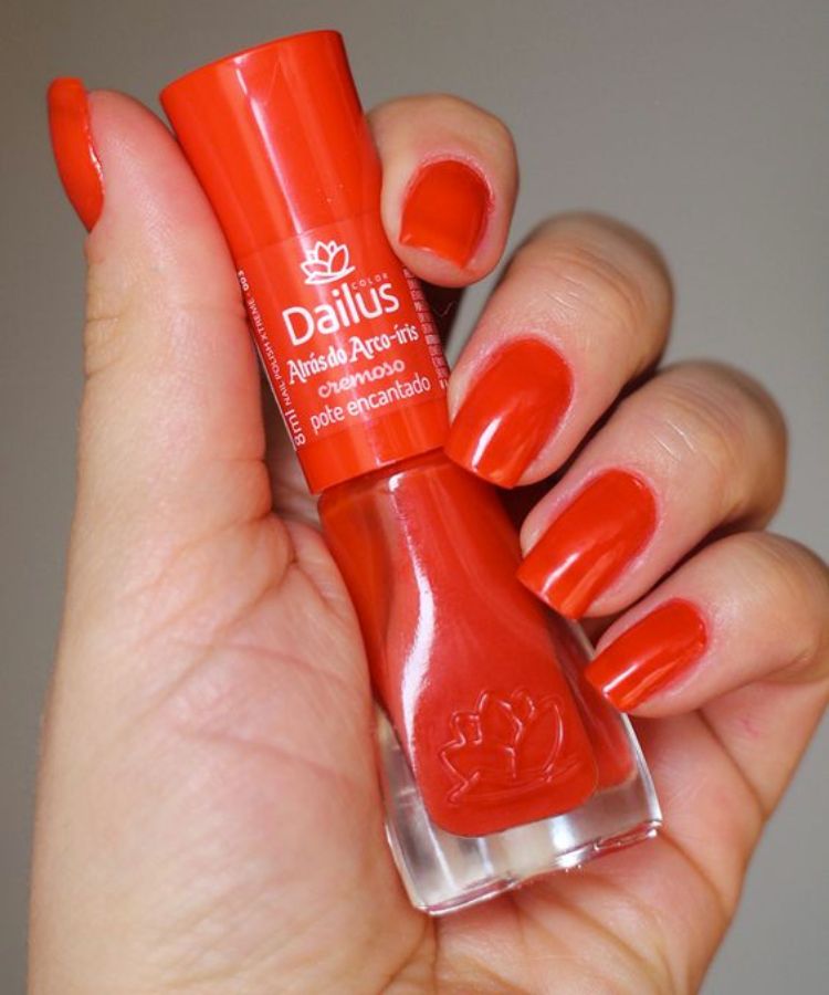 Unhas vermelho alaranjado