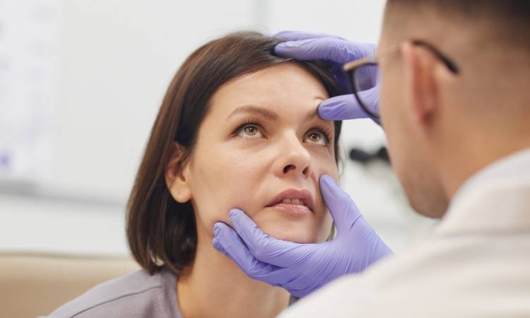 Mulher fazendo exame no oftalmologista após derrame ocular.