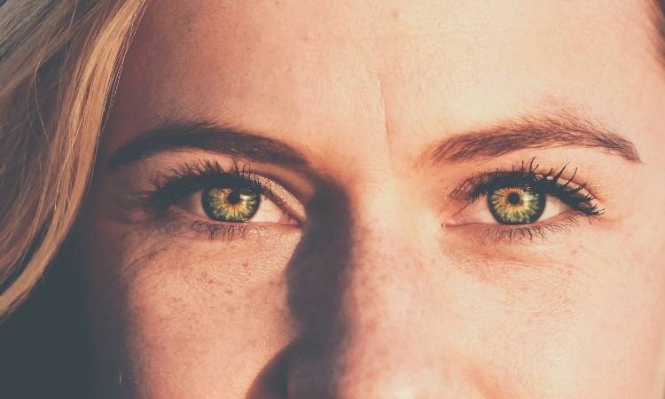 Mulher de olhos verdes.