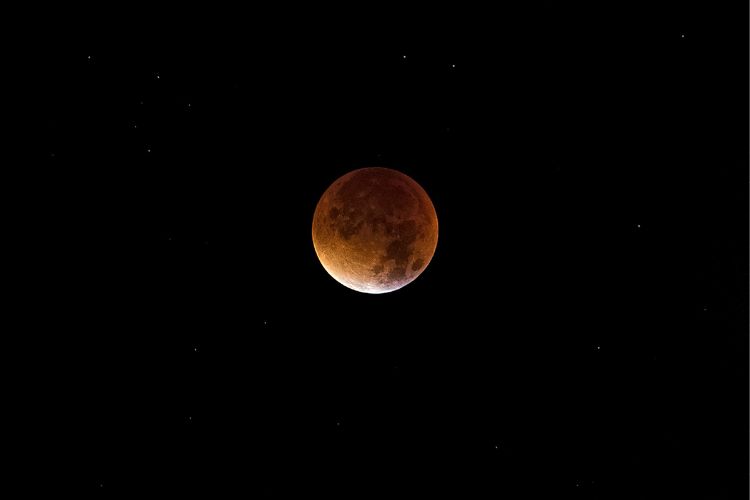 Foto de eclipse lunar com a lua vermelha
