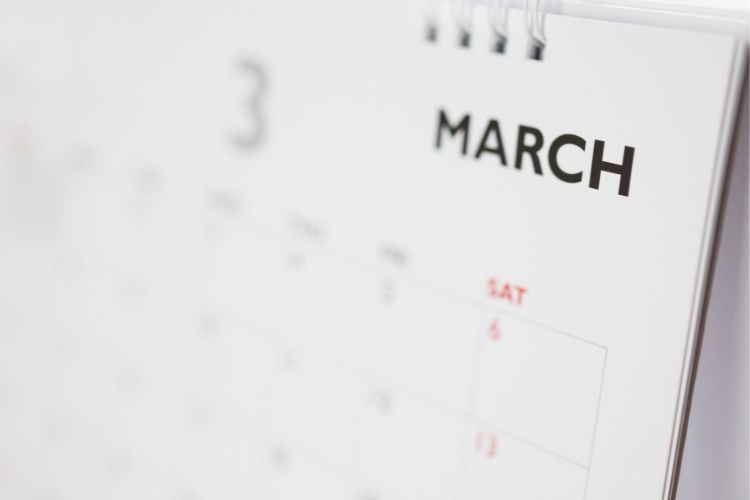 Foto de calendário com fundo borrado, exceto pelo escrito "march"