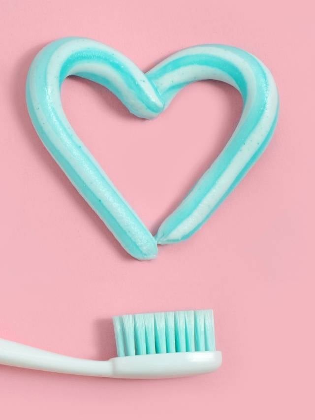 Como usar pasta de dente na limpeza?