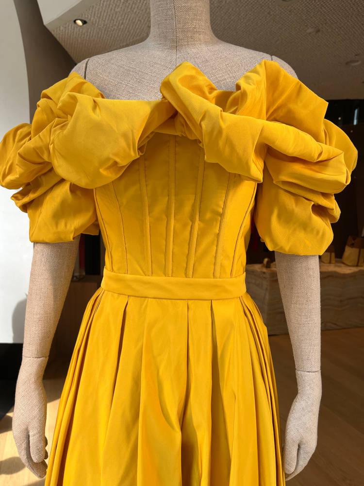 Vestido Amarelo na coleção Alexander McQueen