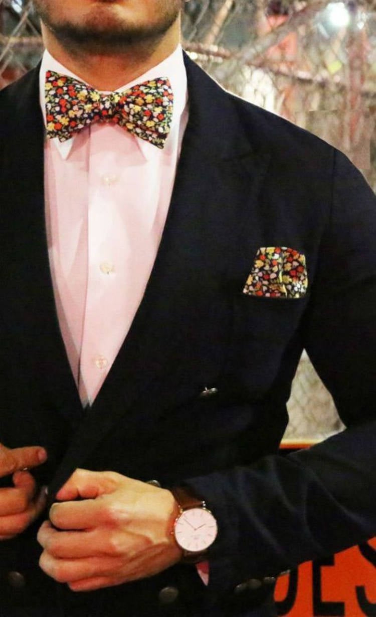 Look masculino elegante para festa junina, com borboleta estampada e lenço de bolo do terno também