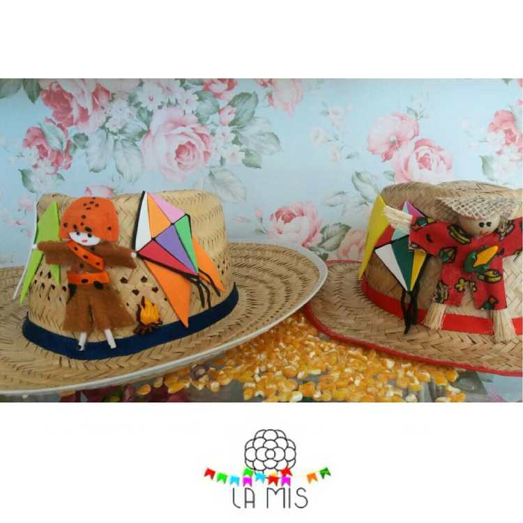 foto de dois chapéus de palha decorados com colagens 