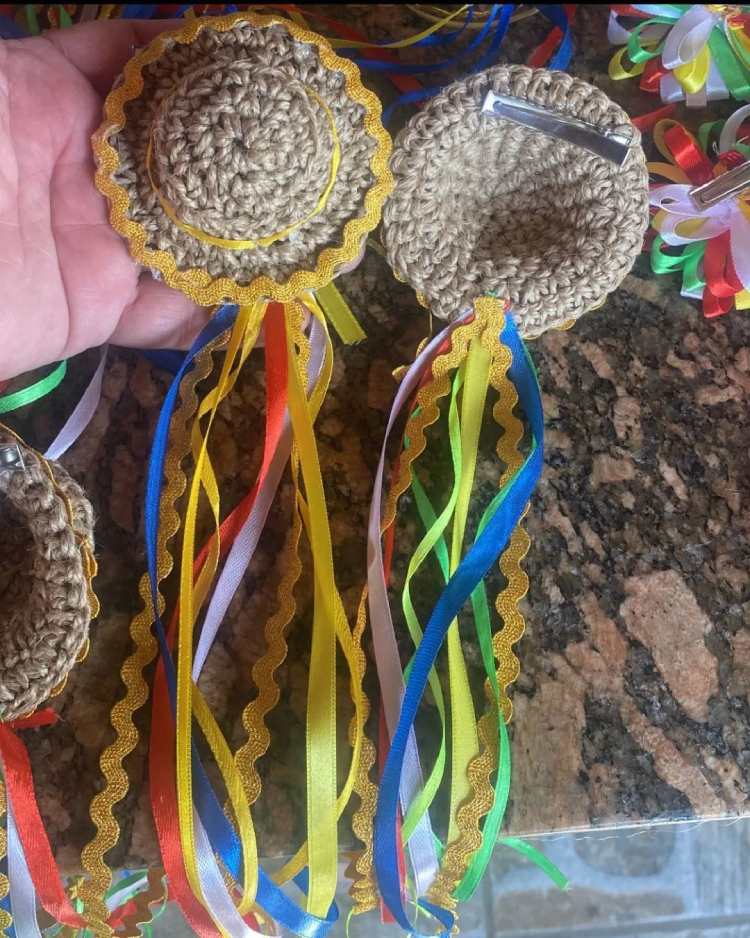 foto de presilhas pequenas de chapéu feito de tricô