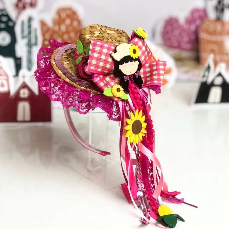 chapéu de palha pequeno com decoração de tecido floral e fitas coloridas