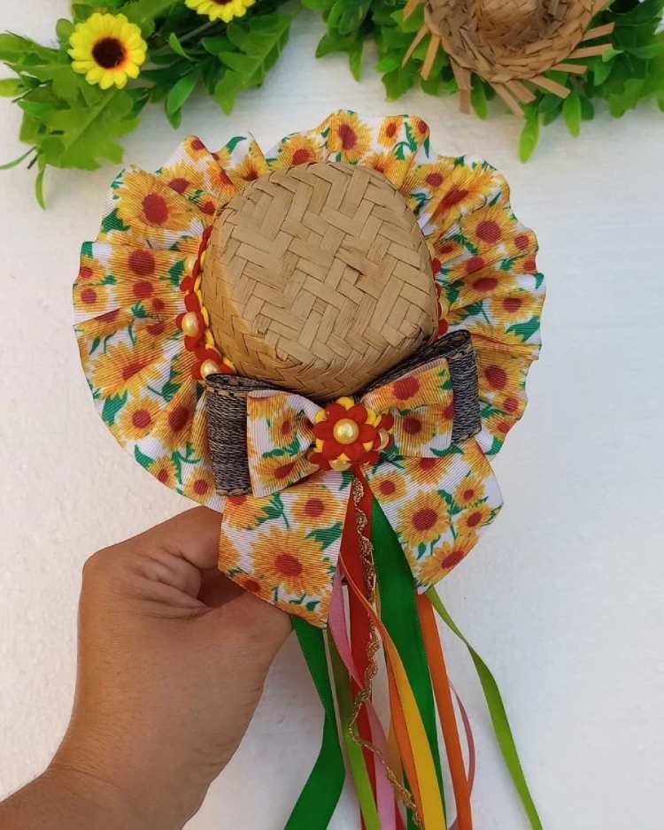 chapéu de palha pequeno com decoração de tecido floral e fitas coloridas