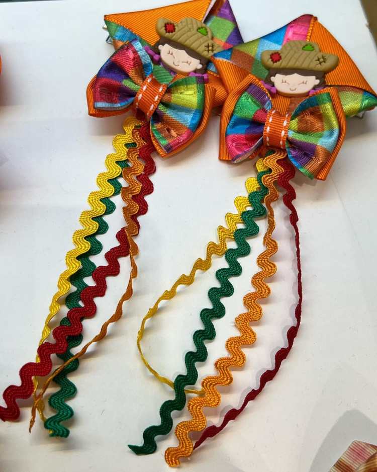 dois laços coloridos com decorações temáticas coladas