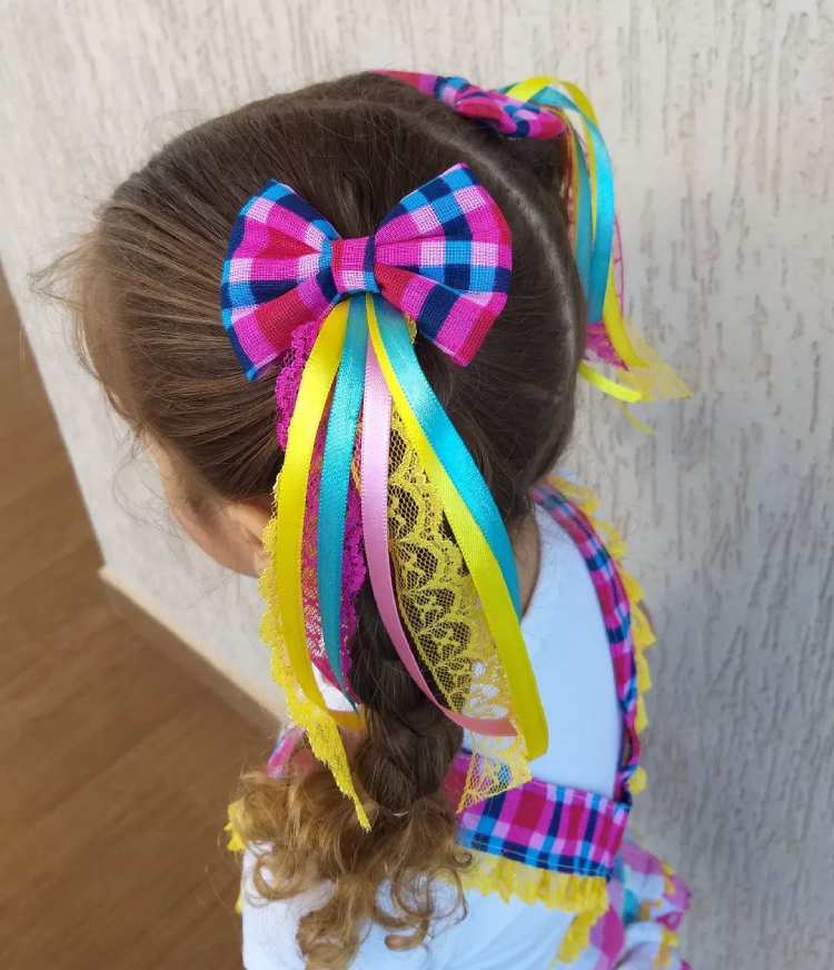 foto de laços coloridos em cabelo preso