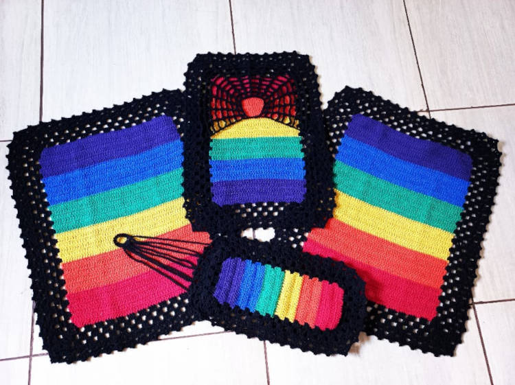 Tapete de crochê com as cores do bandeira LGBTQIA+.