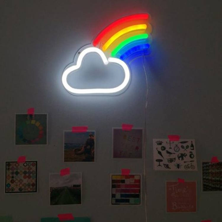 Luminária da bandeira LGBTQIA+ na parede.