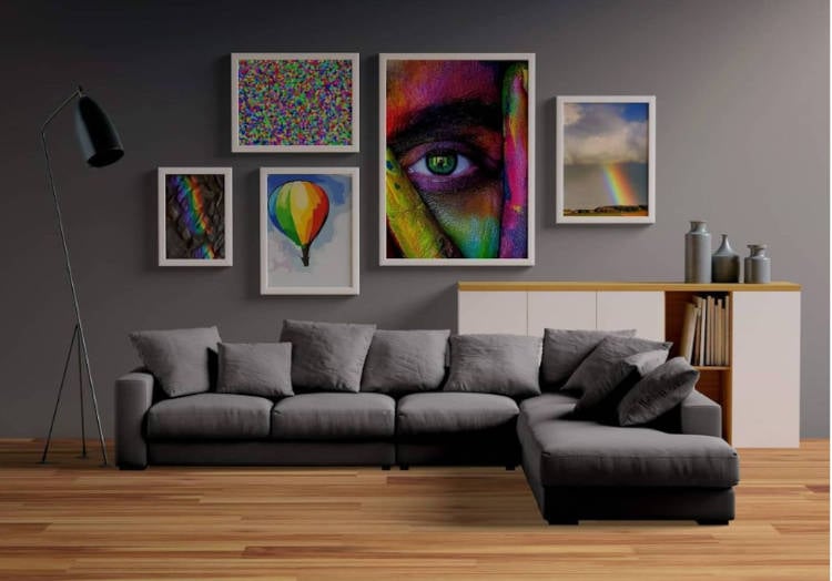 Sala cinza com quadros coloridos.
