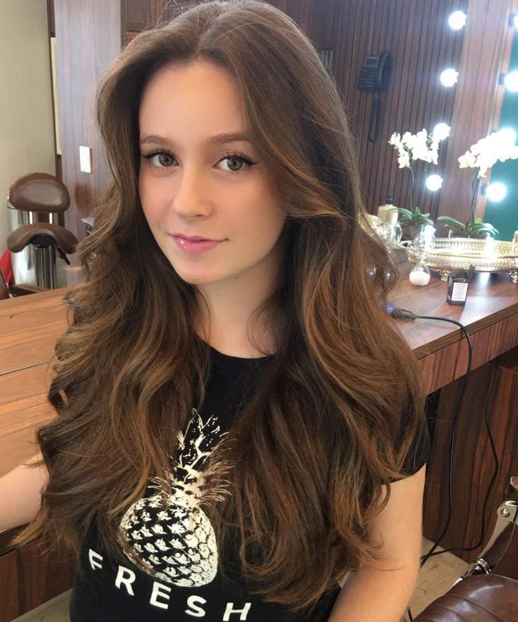 Corte de cabelo longo repicado. Mulher foto fios repicados.