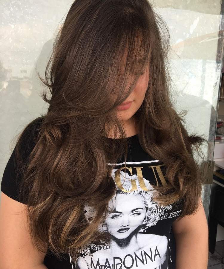 Corte de cabelo longo repicado. Mulher foto fios repicados.