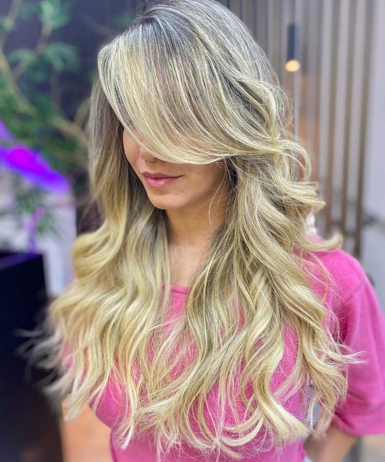 Corte de cabelo longo repicado. Mulher foto fios repicados.