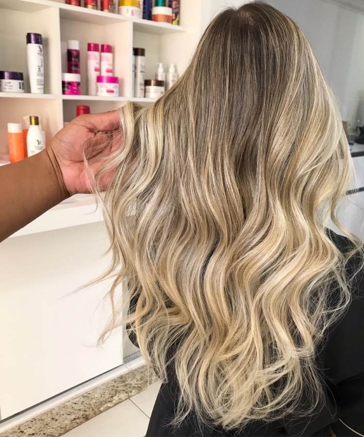 Corte cabelo ondulado loiro. Corte cabelo ondulado loiro.