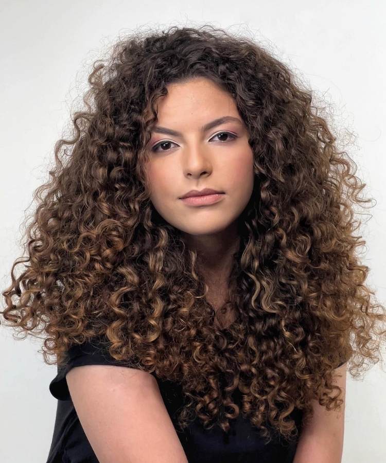 Corte de cabelo feminino longo para dar movimento cabelo cacheado. Corte de cabelo feminino longo para dar movimento