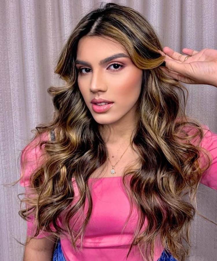 Corte cabelo ondulado iluminado longo. Corte cabelo ondulado iluminado longo.