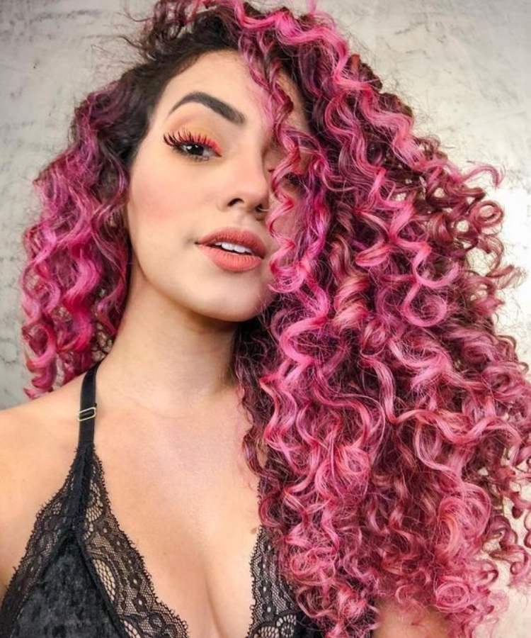Corte cabelo longo com franja cacheado. Corte cabelo longo com franja cacheado.