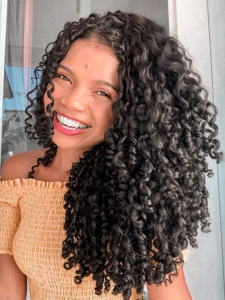 Corte cabelo longo com franja cacheado. Corte cabelo longo com franja cacheado.