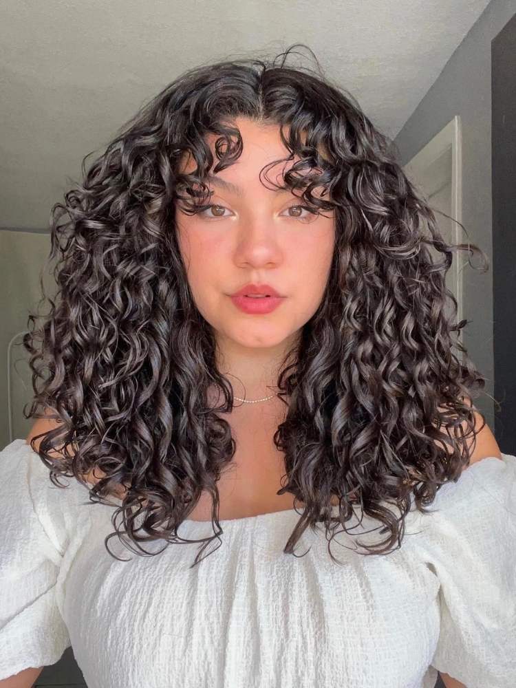 Corte cabelo ondulado com franja. Corte cabelo ondulado com franja.