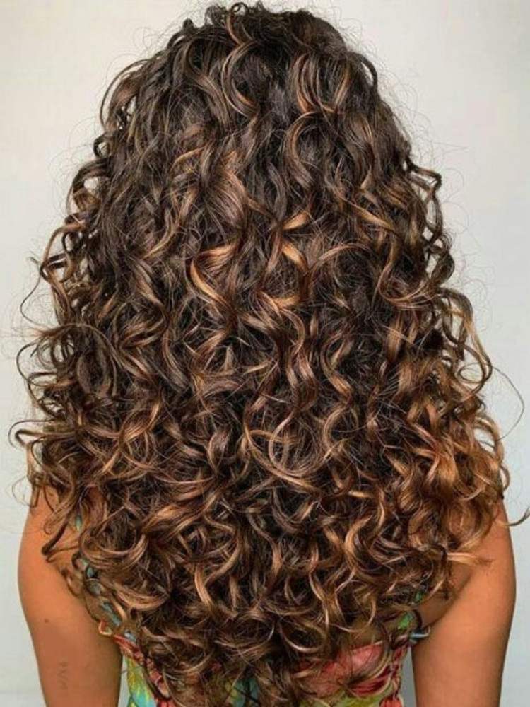 Corte cabelo longo ondulado iluminado.