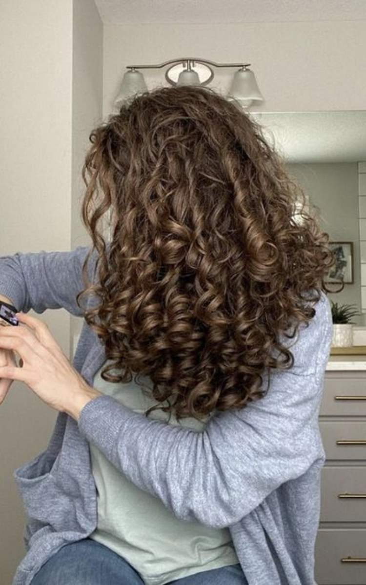 Corte cabelos cacheados. Foto mulher cacheada.