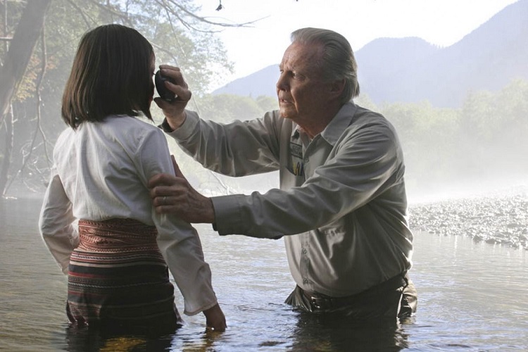 Cena do filme 5 pessoas que você encontra no céu com um senhor e uma menina em um rio foto de cena do filme As Cinco Pessoas que Você Encontra no Céu, com Jon Voight. Filmes sobre espiritualidade