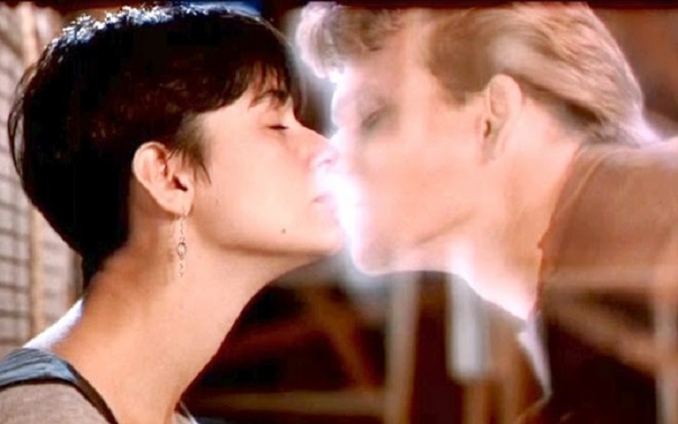 Cena do clássico filme ghost em que os protagonistas estão se beijando. foto dos personagens principais do filme Ghost se beijando, filmes sobre espiritualidade