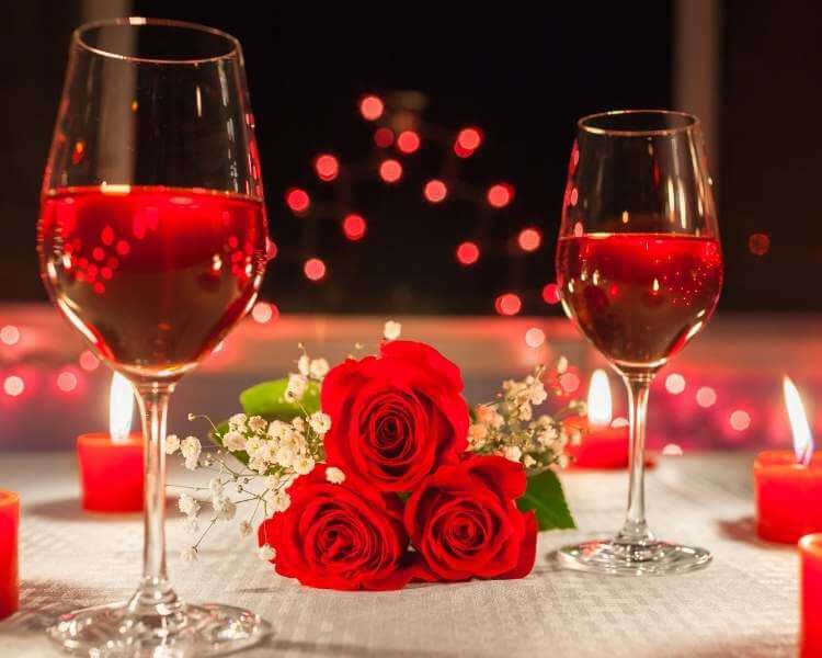 Foto taças e rosas vermelhas.