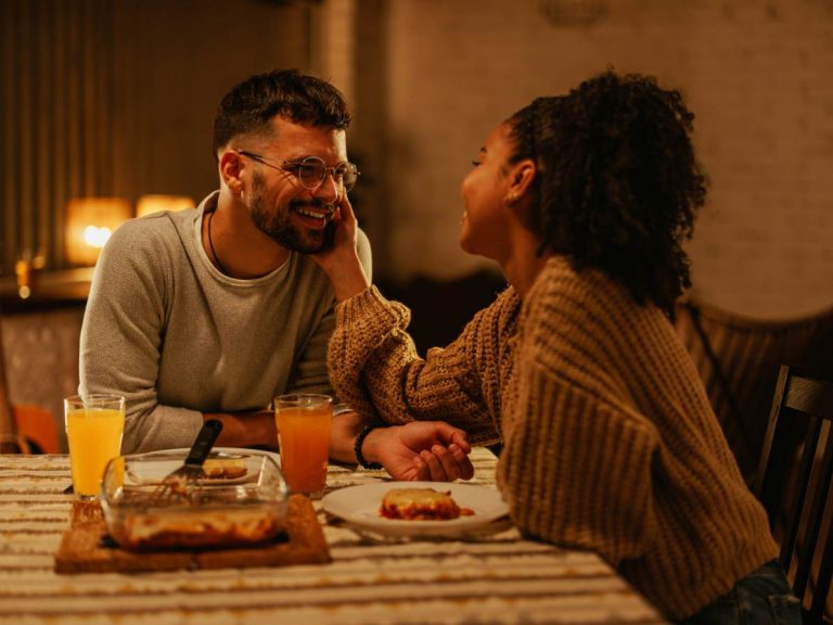 Casal jantando, jantar romântico de DIa dos Namorados