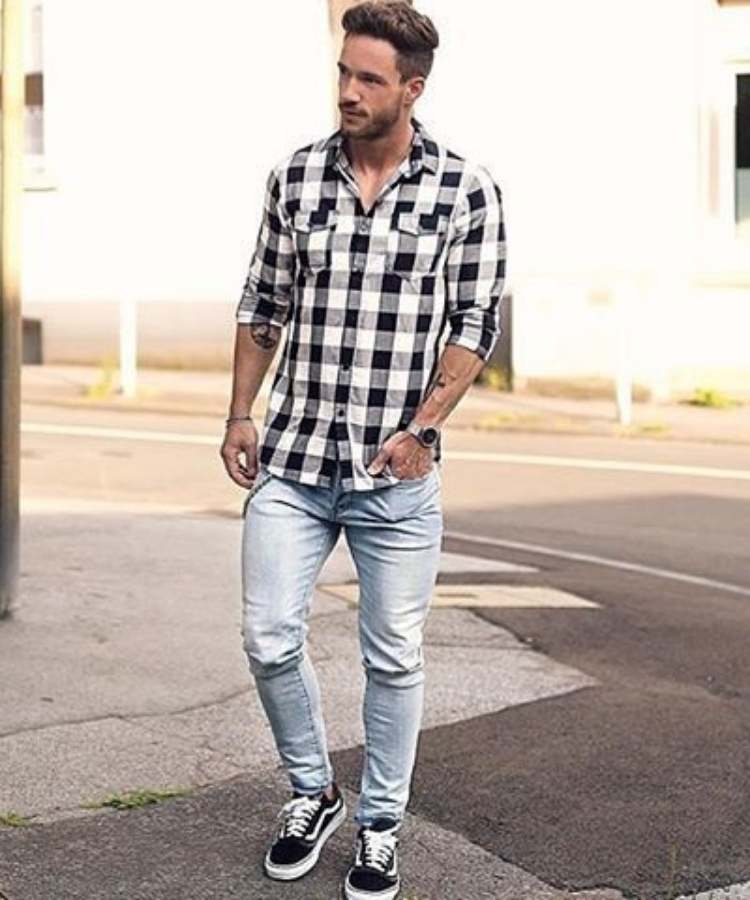 Foto de modelo com Camisa xadrez + calça jeans - Moda masculina de São João.