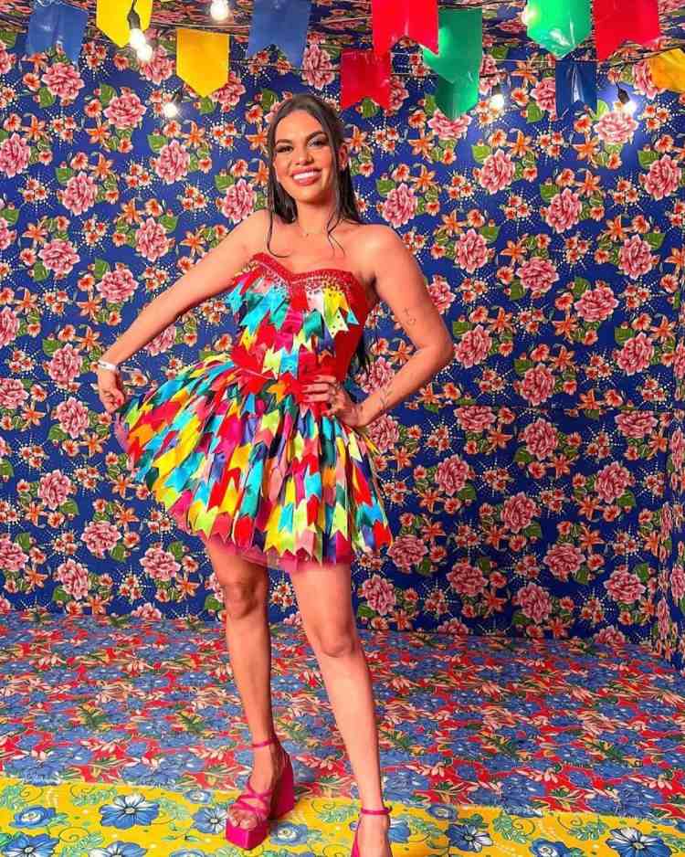 mulher com vestido de festa junina colorido e com babados