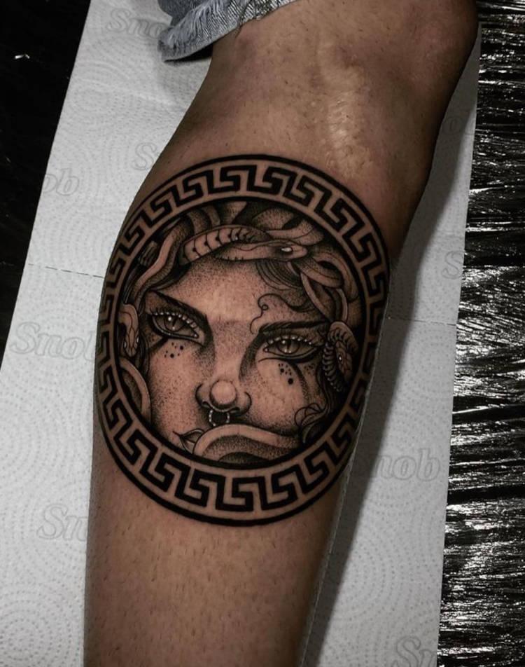 tatuagem de medusa dentro do símbolo do versace