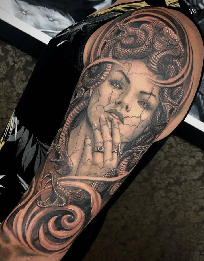 Tatuagem de medusa no braço com o rosto em pedra