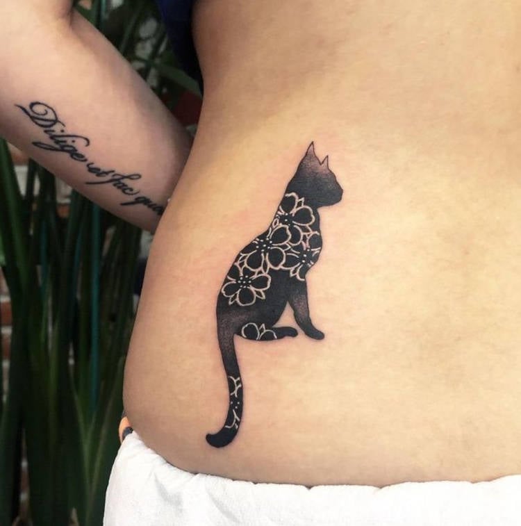 Tatuagem de gato na cintura