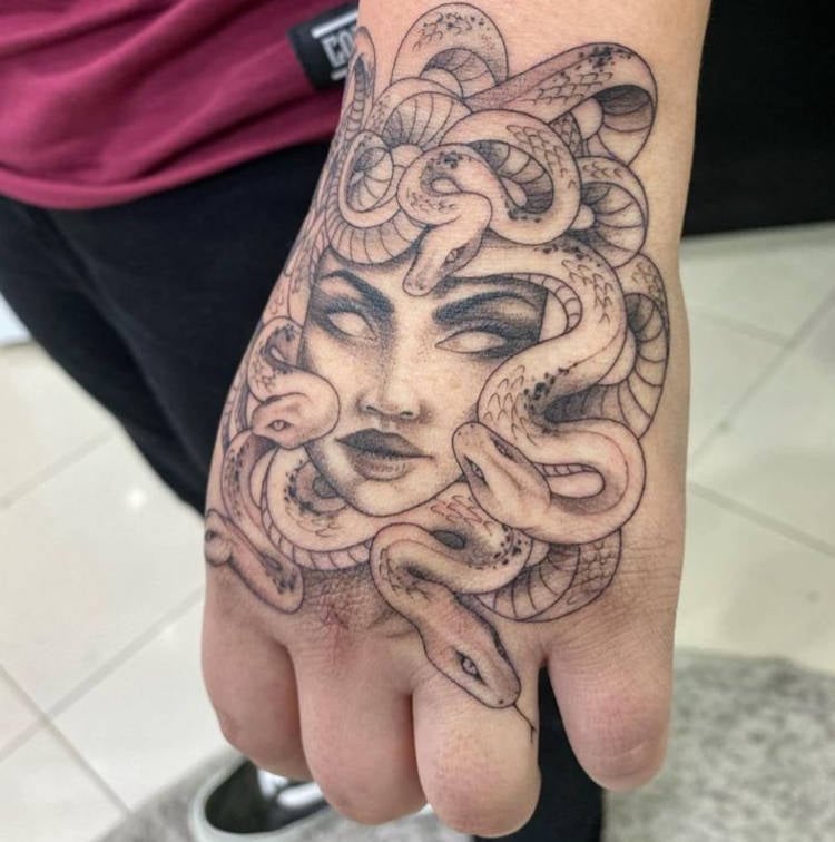 Tatuagem de medusa na mão