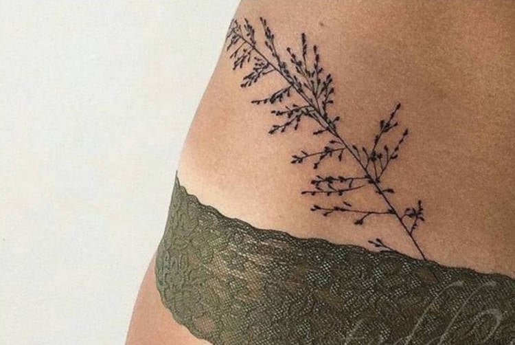 Tatuagem de flor na cintura delicada