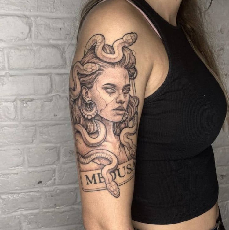 Tatuagem de medusa grande no braço de uma mulher