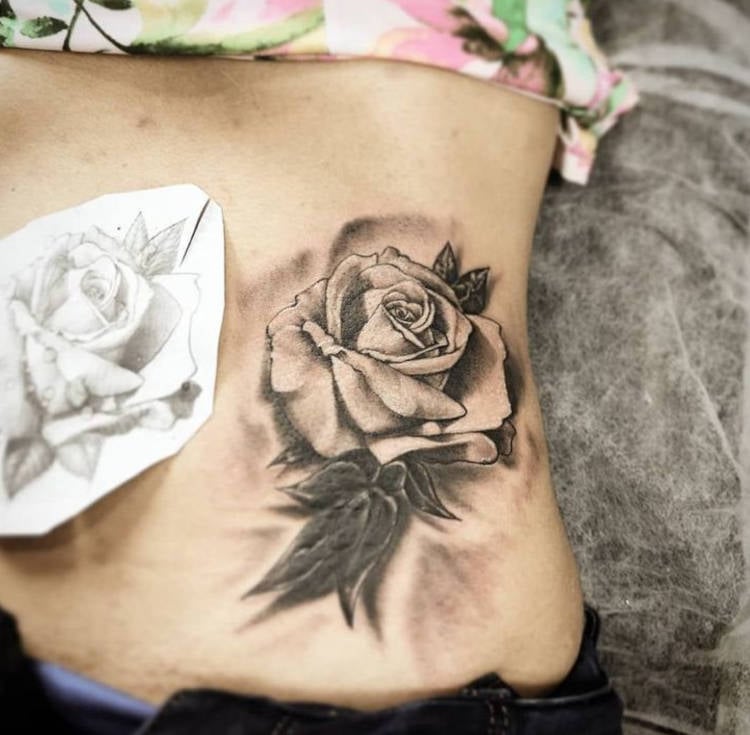 Tatuagem na cintura de flor
