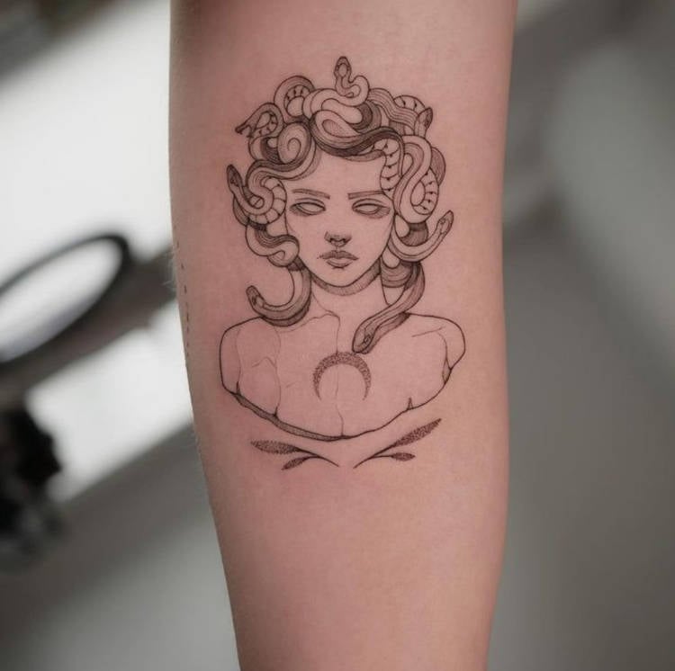 Tatuagem de medusa delicada no braço