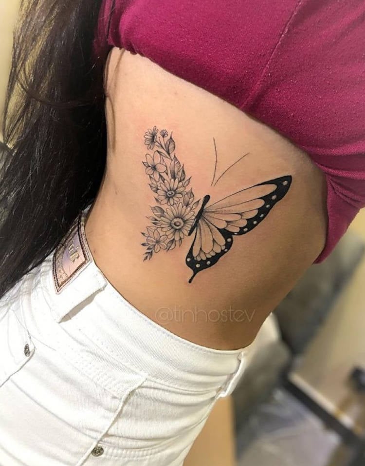 Tatuagem de borboleta na costela